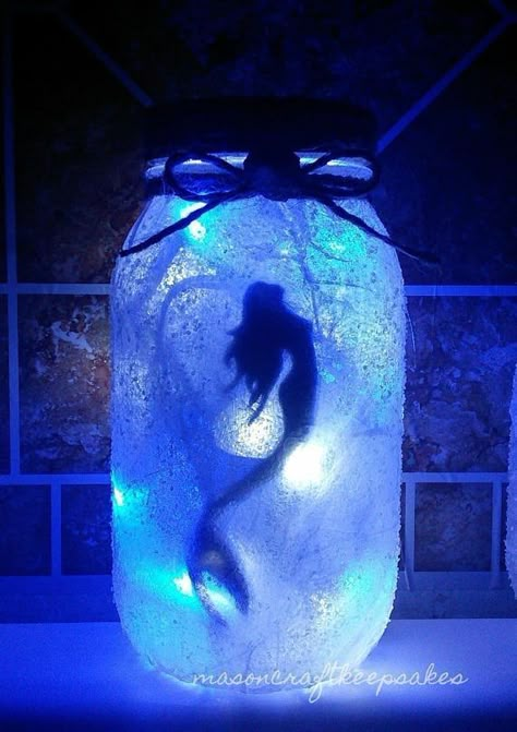 Fairy Lanterns, Fairy Jars, Jar Art, Jar Lanterns, Astuces Diy, Diy Jar Crafts, Mermaid Decor, Glass Bottle Crafts, Gifts For