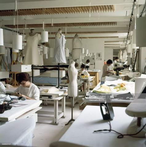 News Photo : Atelier de couture chez Courrèges, circa 1960 à... Atelier Interior, Design Studio Workspace, Sewing Factory, Fashion Dream Job, Fashion Designer Studio, Sewing Room Design, Designer Studio, Fashion School, Sewing Studio