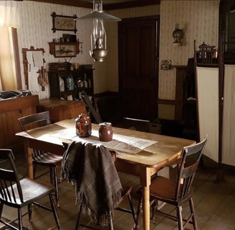 Green Gables Aesthetic House, Anne With An E House Interior, Mennonite Aesthetic, Vintage Farm Aesthetic, Anne With An E House, District 10 Aesthetic, Little Women House, Shirley Aesthetic, Anne Of Green Gables House