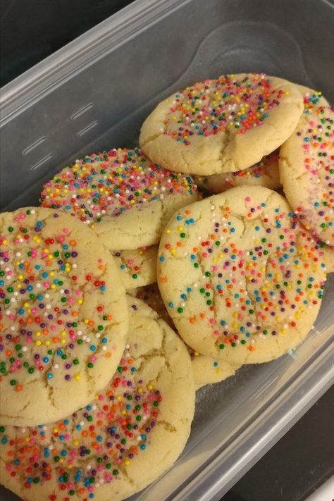 Cookies With Recipes, Sugar Cookies Aesthetic, Cookie Aesthetic, Snacks Homemade, The Best Sugar Cookies, Cookies With Sprinkles, Munchies Recipes, Chewy Sugar Cookie Recipe, Cookies Aesthetic