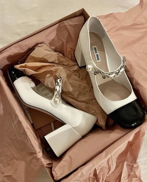 Daphne Shoes, Miu Miu Heels, Chanel Black And White, Black And White Heels, Fashion Shoes Heels, Cute Shoes Heels, Fandom Outfits, Black And White Shoes, Miu Miu Shoes