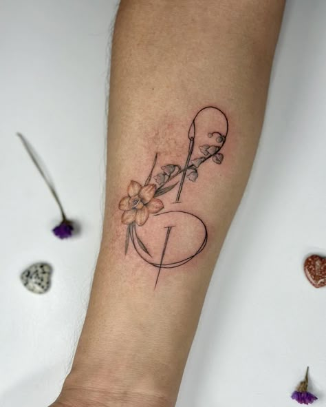 Light Line Tattoo, Thread And Needle Tattoo, Thread Tattoo Ideas, Needle And Thread Tattoo, Mom Of 3 Tattoo Ideas, Thread Tattoo, Sewing Tattoos, Grandma Tattoos, Grey Studio