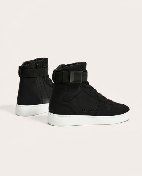 Image 1 de BLACK HIGH-TOP SNEAKERS de Zara Cool Shoes Men, High Top Shoes Men, Mens High Top Sneakers, Futuristic Shoes, Black High Top Sneakers, High Tops Sneakers, Best Shoes For Men, Minimalist Shoes, Hype Shoes