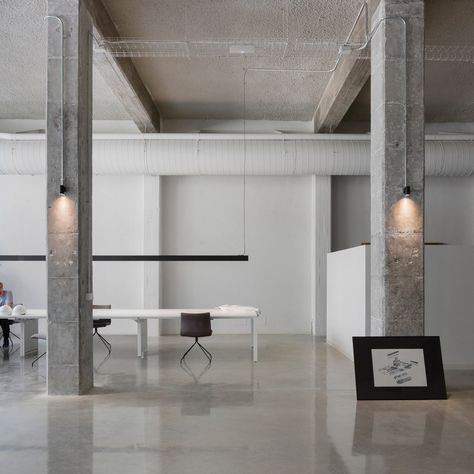 Architecture Studio Interior, Industrial Space Design, Workspace Architecture, Aluminum Interior Design, Factory Office, Architect Studio, Architecture Studio Workspace, Concrete Office Interior, Office Architecture