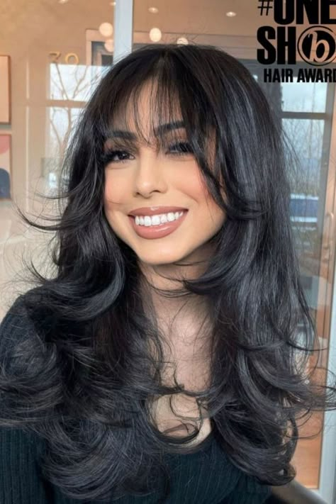 Straight Layered Hair With Wispy Bangs Shot Hair, Straight Layered Hair, Layered Haircuts With Bangs, Layered Hair With Bangs, Brown Hair Inspo, Hair Inspiration Long, Layered Haircuts For Medium Hair, Bangs With Medium Hair, Hairstyles For Layered Hair