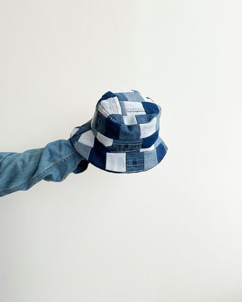 Denim Bucket Hat Pattern, Denim Hat Diy, Sewing Projects Denim, Diy Denim Bucket Hat, Denim Accessories Diy, Denim Diy Upcycling, Hats Diy Ideas, Bucket Hat Diy, Patchwork Accessories