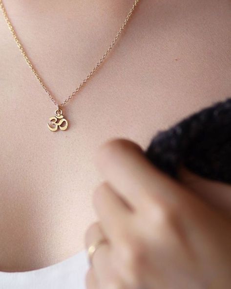 Shiv Lockets Gold, Om Pendant Gold For Women, Gold Pendants For Men, Power Of The Universe, Om Necklace, Locket Design, Gold Pendent, Delicate Gold Chain, Om Charm