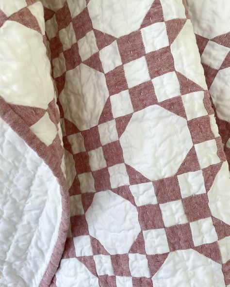 Brown Quilts Color Combos, Hand Made Quilts, Two Colour Quilts, King Size Quilt Patterns, Color Palette With Red, Minimalistic Color Palette, Grandma Quilt, Gender Neutral Baby Quilt, Autumn Quilt