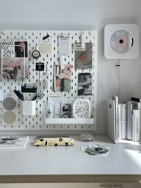 Ikea Pegboard, Pegboard Ideas, Ikea Skadis, Hanging Craft Ideas, Study Desk Decor, Hanging Craft, Desk Inspiration, White Desk, Desk Inspo