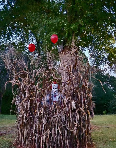 Halloween Hill Decorations, Spooky Decor Outdoor, Sidewalk Halloween Decor, Haunted Drive Thru, Halloween Hayride Decorations, Scary Halloween Lawn Decorations, Best Outdoor Halloween Displays, Halloween Party Yard Decorations, Big Yard Halloween Decorations