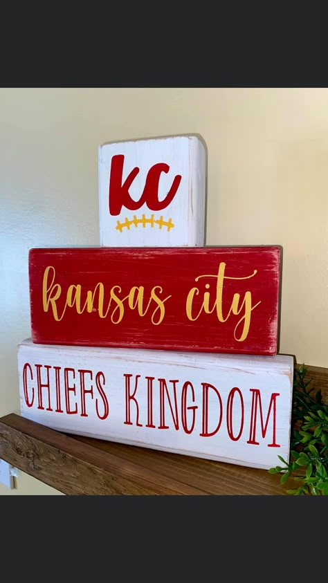 Chiefs Decorations, Kansas City Chiefs Party Ideas, Kansas City Chiefs Party Decorations, Chiefs Man Cave Ideas, Nfl Crafts Diy, Kc Chiefs Crafts, Diy Kansas City Chiefs Decor, Diy Kansas City Chiefs Party Decorations, Kc Chiefs Diy Decor