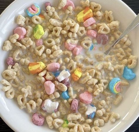 Cereal Aesthetic, Lucky Charms Cereal, Enid Sinclair, Cereal Bar, Lucky Charms, Food Obsession, Pretty Food, I Love Food, Food Cravings