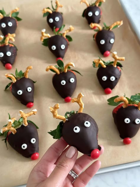 Holiday Party Treat: Dairy Free Chocolate Strawberry Reindeer Strawberry Reindeer, Christmas Diy Treats, Christmas Party Dessert Ideas, Dessert Ideas Chocolate, Holiday Treats For Kids, Christmas Desert Recipes, Christmas Party Dessert, Reindeer Chocolate, Party Dessert Ideas