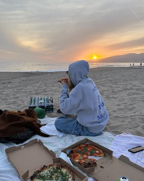 Weekend Aesthetic, Picnic Pictures, Beach Week, Summer Vision Board, Beach Instagram Pictures, Fall Beach, Summer Vision, Belitung, Beach Weekend