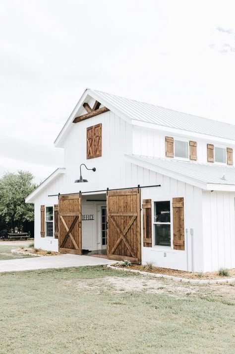 gorgeous white exterior barn office - wedding venue ideas - rustic modern home exterior inspiration Shop House Plans With Shop, Farmhouse Shop Ideas, Old Farmhouse Interior Living Room, Big White House Farmhouse, Beautiful Ranch Homes, House Design Cozy, House On A Farm, Five Oaks Farm, Modern Farmhouse Exterior Design