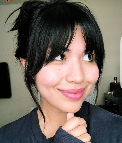 Growing Out Bangs With Short Hair, Bottleneck Bangs For Fine Hair, Bottleneck Bangs Vs Curtain Bangs, Bangs With Framing Pieces, Bottle Neck Bangs Hair, Soft Fringe Bangs, French Fringe Bangs, Whisky Bangs, Medium Length Haircut Bangs