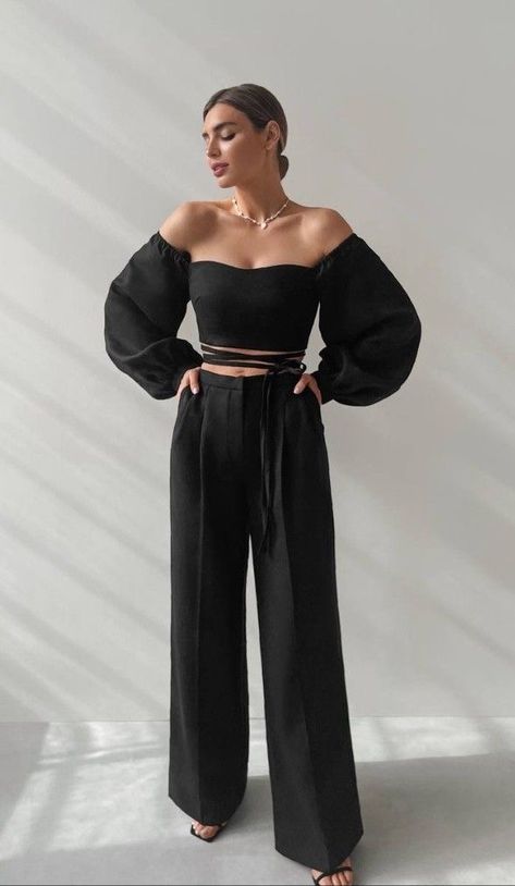 Minimalist Aesthetic Outfit, Moodboard Fashion, Iranian Women Fashion, Outfits 90s, Luxe Style, Quick Outfits, Suit Trousers, Easy Trendy Outfits, Birthday Outfits