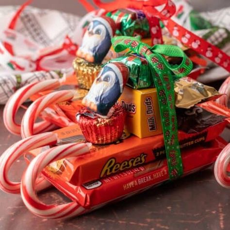 Candy Sleighs, Kids Christmas Treats, Candy Sleigh, How To Make Candy, Christmas Treats For Gifts, Milk Duds, Christmas Craft Show, Christmas To Do List, Christmas Treat