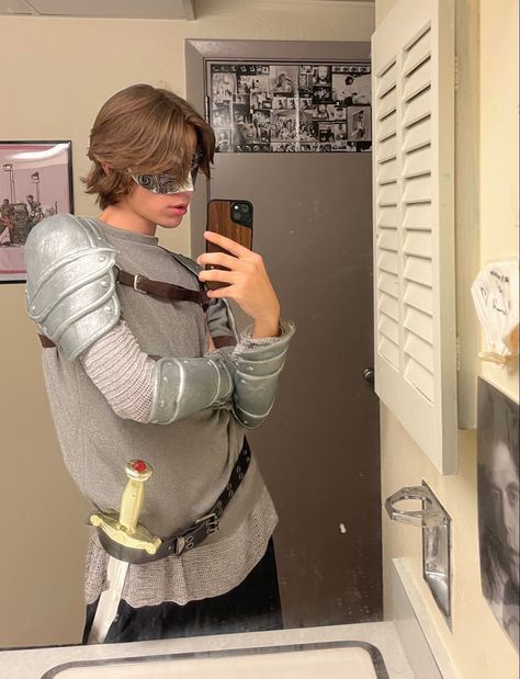 Romeo Costume Leonardo Dicaprio, Romeo Halloween Costume, Juliet And Romeo Costume, Knight Couples Costume, Shakespeare Halloween Costumes, Halloween Knight Costume, Easy Knight Costume, Princess And Knight Costume, Romeo And Juliet Outfit Ideas