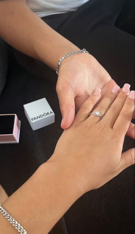 Mains Couple, Cute Promise Rings, Acrylic Nails Nude, Swag Couples, Flipagram Instagram, Black And White Picture Wall, Mode Zara, Beauty Tips For Glowing Skin, Classy Aesthetic