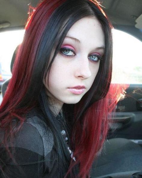 Mall Goth Makeup, Liz Vicious, Jenner Hair, Kylie Jenner Hair, Goth Hair, Red Hair Woman, Dark Red Hair, Goth Scene, Emo Girl