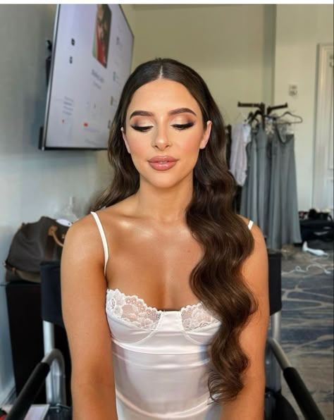 Bride Hair Down, Glam Bride Makeup, Make Up Sposa, Wedding Hair Trends, Bridal Hair Down, Glam Wedding Makeup, Glam Bride, Engagement Hairstyles, Bridesmaid Hair Makeup