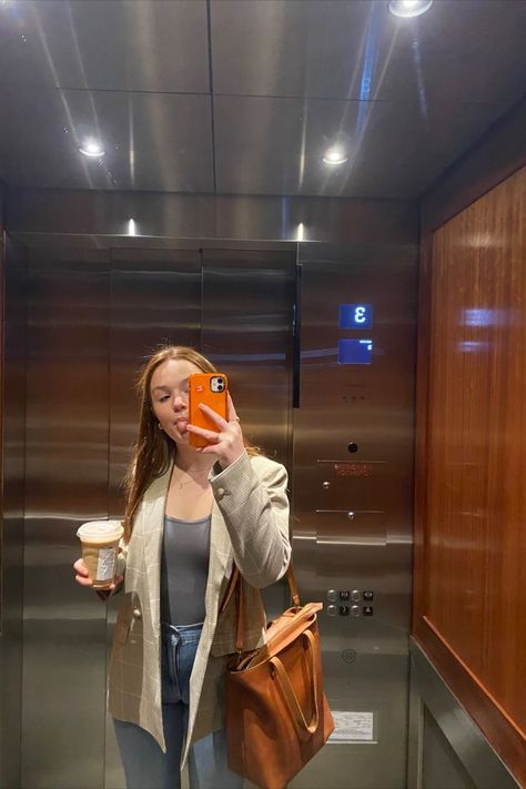 women in business casual attire taking mirrow selfie in elevator Office Bag Aesthetic, Laptop Bag Outfit Women, Corporate Bags Women, Office Laptop Bag For Women, Work Totes For Women Laptop Bags, Work Tote Bag Essentials, College Tote Bag Aesthetic, Brown Tote Bag Outfit, Office Bag Essentials