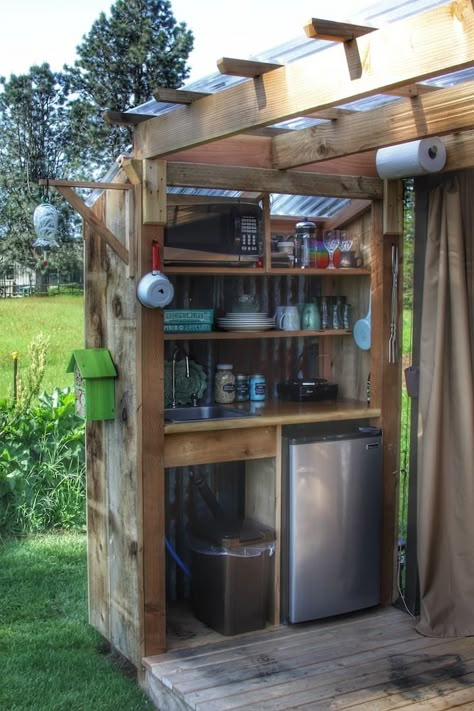 Homestead Outdoor Kitchen Ideas, Glamping Kitchen Outdoor, Tiny Outdoor Kitchen, Outdoor Kitchenette, Outdoor Camping Ideas, Off Grid Kitchen, Micro Living, Rustic Outdoor Kitchen, Bbq Shed