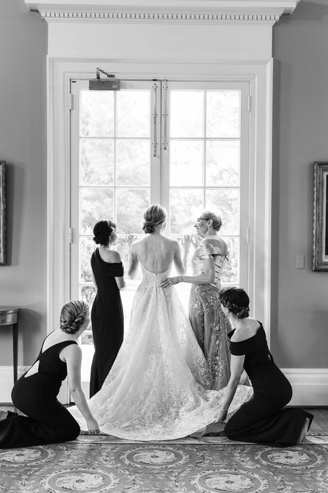 Before Wedding Pictures, Bridal Prep Photos, Wedding Preparation Photos, Wedding Day Getting Ready, Bride Preparation, Wedding Makeup Bride, Bridal Party Getting Ready, Bridesmaid Photoshoot, Wedding Portrait Poses