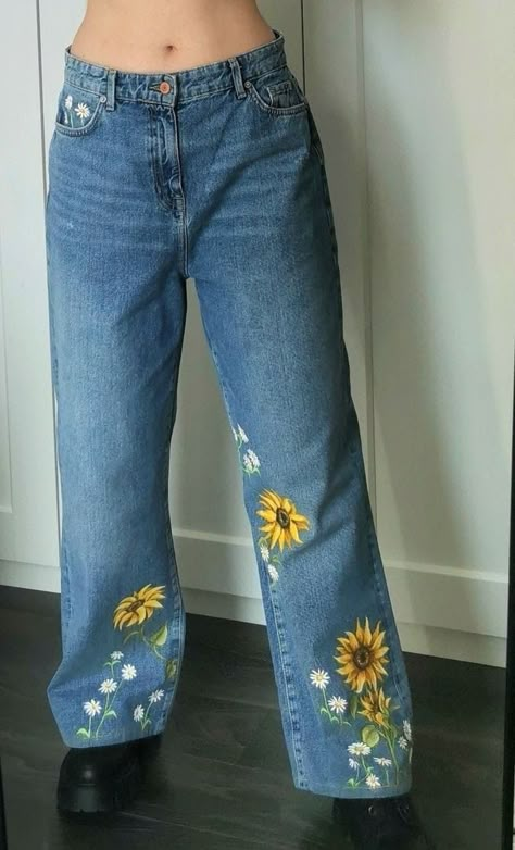 Painted Jeans Sunflowers, Aesthetic Jeans Painting, Sunflower Jeans Embroidery, Painting On Clothes Aesthetic, Painting Ideas For Jeans, Sunflower Painted Jeans, Diy Decorated Jeans, Painted Flowers On Jeans, Fabric Paint On Jeans