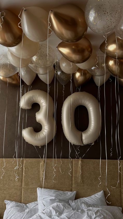 Balloons 18th Birthday, 30th Bday Balloons, 30th Bday Aesthetic, 30th Birthday Room Decorations, Tini Bit Older 30th, Aesthetic 30th Birthday, 30th Birthday Aesthetic For Women, 27 Birthday Decoration Ideas, 30th Birthday Ideas For Women Decoration