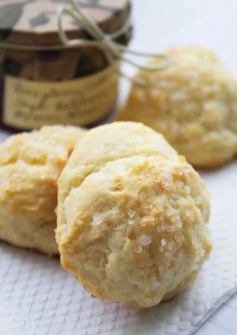 Sweet Scones Worthy of a Downton Abbey Afternoon Tea ... Sweet Scones Recipe, Cinnamon Chip Scones, Afternoon Tea Scones, Sunday Tea, Vanilla Bean Scones, Cheese Scone Recipes, Blueberry Scones Recipe, Coffee Birthday, Drop Scones