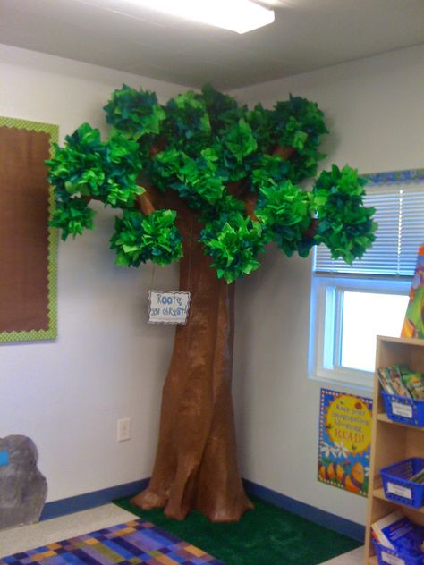 dodd it up: DIY Tree! How to make a giant paper mache tree :) Classroom Trees, Paper Tree Classroom, Paper Mache Tree, How To Make Trees, Forest Classroom, Classroom Tree, Library Decorations, Daycare Decor, Fake Trees