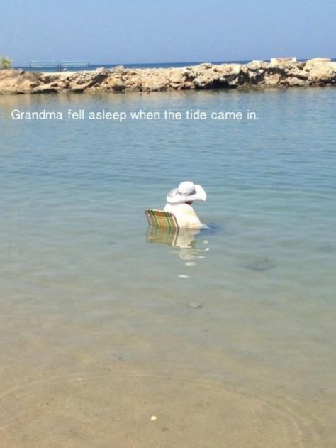 Grandma fell asleep when the tide came in. Funny P, Whatsapp Videos, Fell Asleep, Have A Laugh, Old People, Laughing So Hard, Bones Funny, Funny Photos, Funny Cute