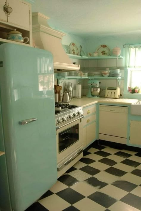 70s Interior Kitchen, Retro Appliances Vintage Inspired, Retro Kitchen Yellow, Vintage Kitchen Furniture, Cute Retro Kitchen, 1950 Home Decor Interior Design, Retro Diner Kitchen Ideas, 50s Retro Kitchen, 1950s Inspired Kitchen