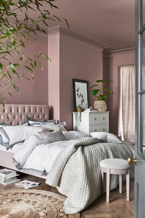 Are you looking for romantic colour ideas for the bedroom? These refreshing and romantic bedroom colour combinations will instantly take your bedroom from drab to fab. Dusty Pink And White Bedroom, Gray And Blush Bedroom Ideas, Romantic Bedroom Colors, Blush Bedroom, Bedroom Color Combination, Luxurious Bed, Bedroom Renovation, Velvet Bed, Bedroom Decor Design