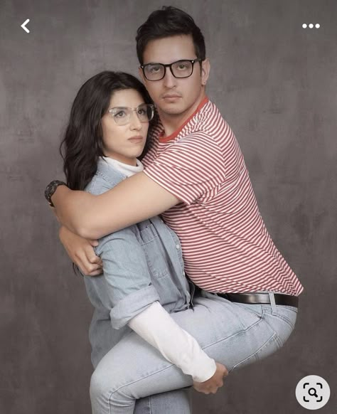 Funny Partner Poses, Old Jcpenney Portraits, Funny 90s Pictures, Couple Pose Photo Reference, Funny Couple Photography Poses, Awkward Funny Pictures, Couple Poses Reference Funny, Couple Crazy Photos, Photoshoot Funny Ideas