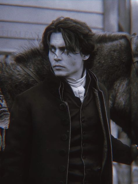 Sleepy Hollow Johnny Depp, Cygnus Black, Johnny Depp 90s, Pose Stock, Johnny Depp Wallpaper, Ichabod Crane, جوني ديب, Tim Burton Characters, The Legend Of Sleepy Hollow