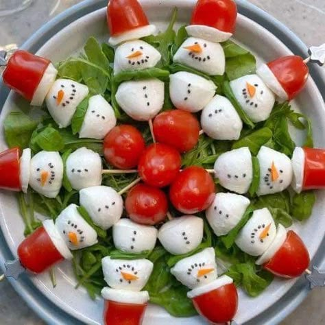 Mozzarella Caprese, Christmas Salads, Christmas Platter, Decorações Com Comidas, Easy Food Art, Christmas Food Dinner, Front Porch Christmas Decor Ideas, Porch Christmas Decor Ideas, Porch Christmas Decor