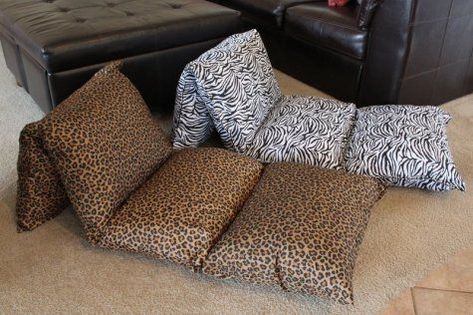 How to make a pillow chaise for children - Grandma's Briefs - On life's second act Make A Pillow, Trendy Sewing Projects, Sewing Pillows, Teen Bedding, Diy Pillows, How To Make Pillows, Learn To Sew, A Pillow, Quilt Sewing