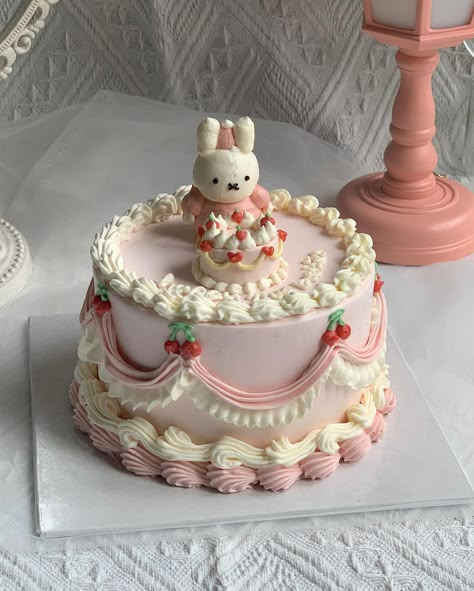 Miffy Birthday Cake, Desserts Picnic, Cake With Bunny, Bunny Cake Ideas, Miffy Birthday, Miffy Cake, Lunchbox Cake, Kitty Birthday Cake, Bolo Vintage