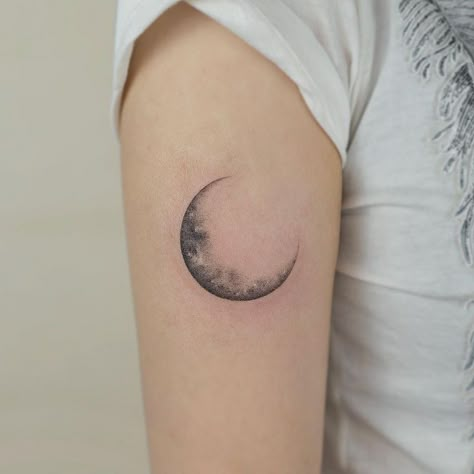 Crescent Moon Neck Tattoo, Realistic Moon Tattoo Designs, Realistic Crescent Moon Tattoo, Waxing Moon Tattoo, Moon Tattoo Realistic, Moon Tattoo Aesthetic, Waning Crescent Moon Tattoo, Lunar Tattoo, Realistic Moon Tattoo