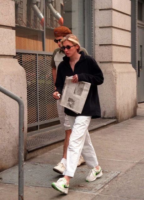 carolyn bessette kennedy’s 90s street style Carolyn Bassette, Carolyn Bessette, Style Parisienne, Jfk Jr, Fashion Pics, Fashion Images, 가을 패션, Aaliyah, Mode Vintage