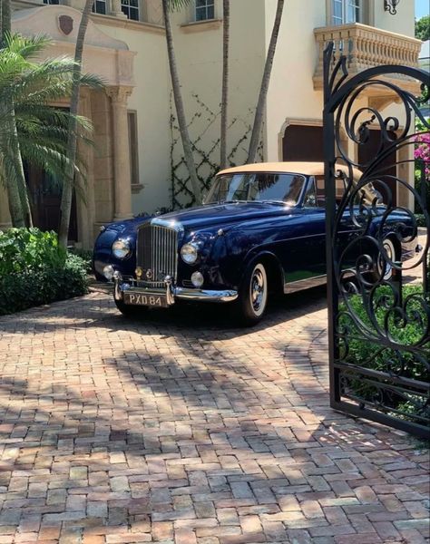 80s Rolls Royce, Rolls Royce Old Classic Cars, Rolls Royce Classic, Bentley Car Aesthetic, Rolls Royce Old, 1960 Rolls Royce, Rolls Royce Aesthetic, Phantom Rolls Royce, Rolls Royce Vintage