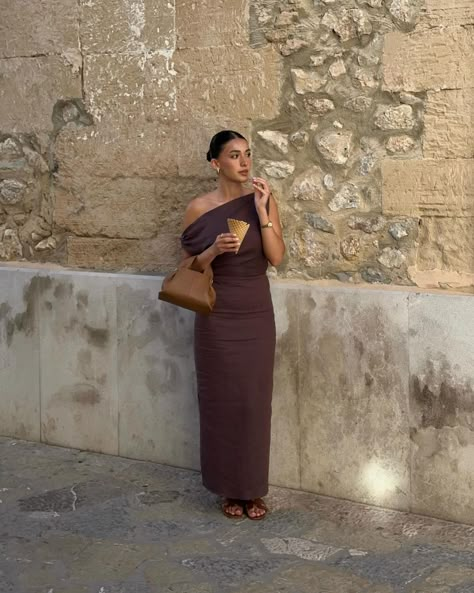 Sherien Boni | Gelato season | Instagram Beach Dress Wedding Guest, Beach Dress Wedding, Linen Dress Outfit, Linen Summer Outfits, Maxi Dress Beach, Elegant Classy Outfits, Summer Office Outfits, Chic Business Casual, High Waisted Dress Pants