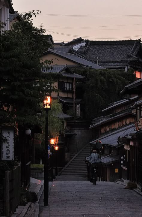 Town Aesthetic, Dark Paradise, Japan Aesthetic, Aesthetic Japan, Japanese Aesthetic, Night Aesthetic, City Aesthetic, Pretty Places, Aesthetic Photo