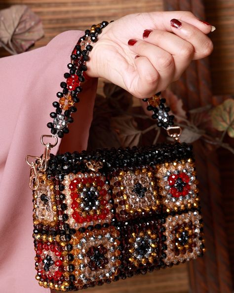 Beaded Purse Outfit, Beaded Bag Handle, Bead Crochet Bag, Bead Embroidery Bag, Crystal Beaded Bag, Beads Bags Handmade, Beads Outfit, Unique Bags Design, Pearl Beaded Bag