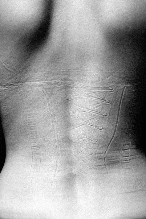 Justin Bartels - Impression (2012)  "This is the best thing on the Internet. We undress everyday and it shows us how confined we are. Those imprints show how uncomfortable we are throughout each day just to impress other people. We create prisons in our own clothes. We are a prisoner in a socially constructed idea of what is beautiful." Inspiration Photoshoot, Body Photography, Anais Nin, Body Pain, Foto Art, Beauty Standards, Photo Series, Beauty Photos, Tights Outfit