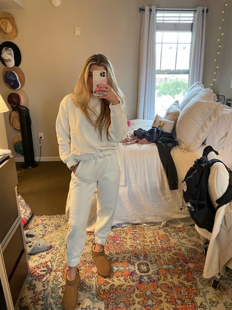 Nyc Comfy Outfit, Women’s Lounge Outfits, Chic Joggers Outfit, Joggers With Uggs Outfit, Joggers And Uggs Outfit, Cute Outfits With Joggers, Athlesiure Fits, Cute Jogger Outfits, Winter Lounge Outfits