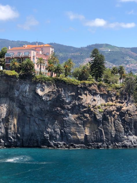 Italian Beach House Aesthetic, Mansion On A Cliff, Beach Cliff House, Italian Beach House Exterior, Cliff Beach House, Beach Mansion Aesthetic, Old Italian House Aesthetic, House On Cliff Ocean, Beach House Italy